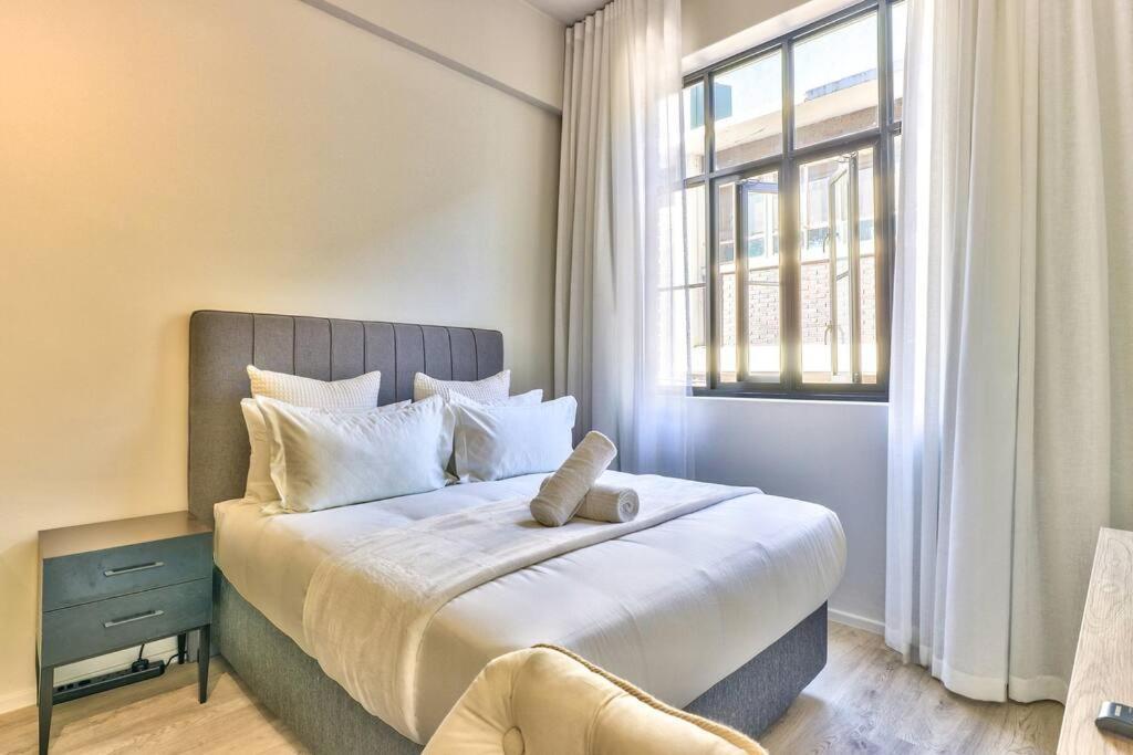 Urban Gem Located In The Heart Of The East Apartment *