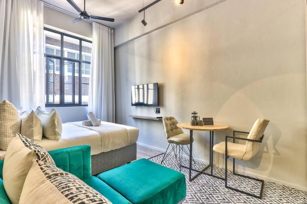 Urban Gem Located In The Heart Of The East Apartment