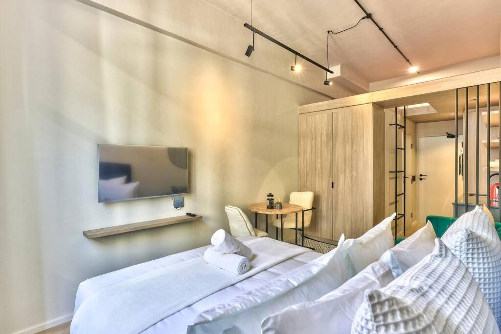 Urban Gem Located In The Heart Of The East Apartment